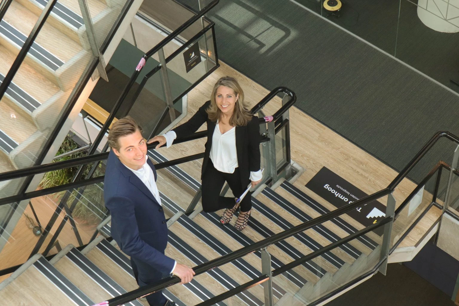 Twee medewerkers van WwfTrace op de trap